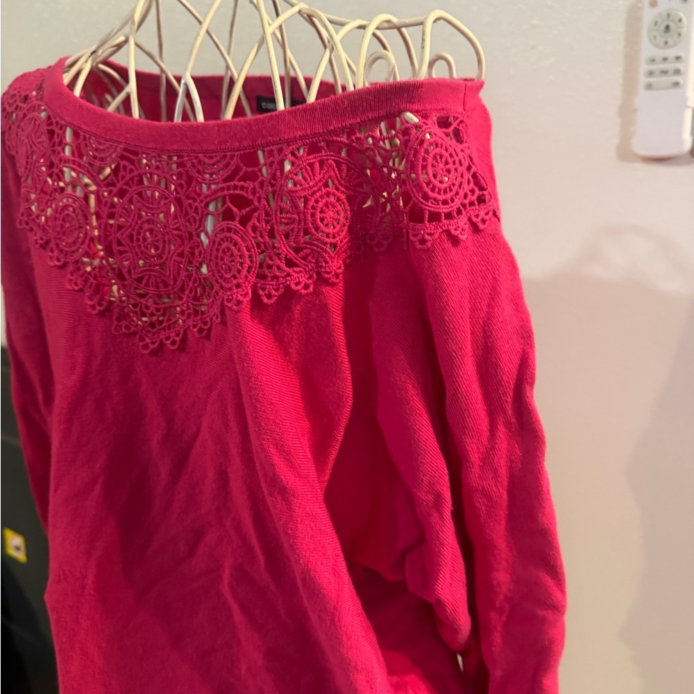 Cable & Gauge Women's Fuchsia Lace Sweater - Picture 4 of 7